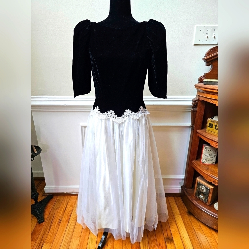 1980s Vintage Alfred Angelo Black Velvet & Tulle Gown Tapered Skirt Size 11/12